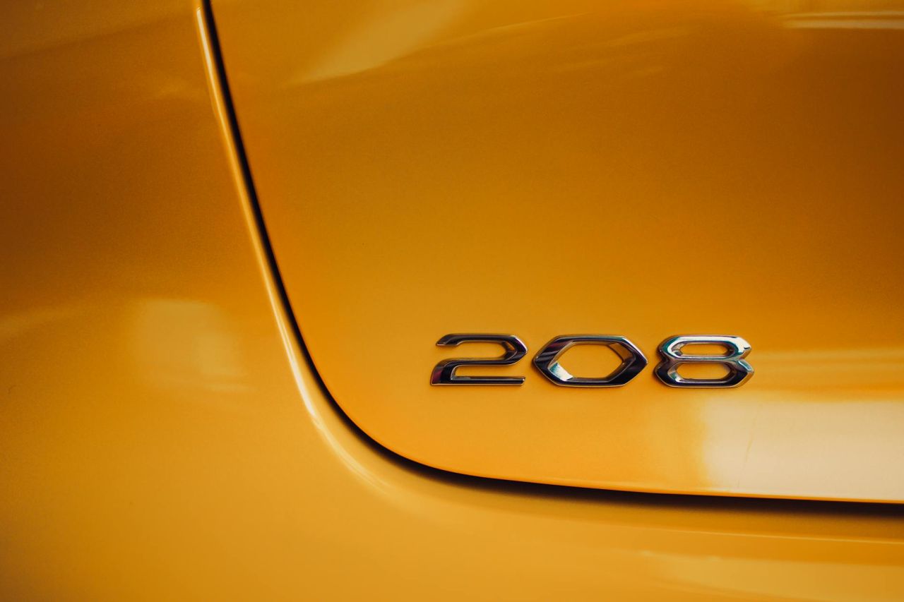 Peugeot 208 - foto 1